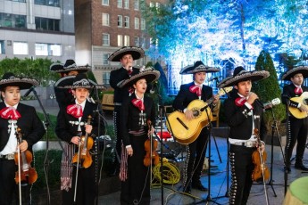 XRonnie and Karen Lott All Stars Helping Kids Holiday Event (2022)