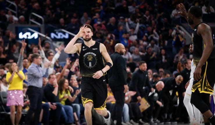 Oakland artist makes bold statement with Warriors jersey