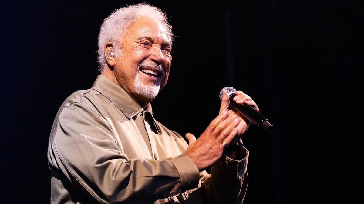 Tom Jones on the Come Gather Round Tour